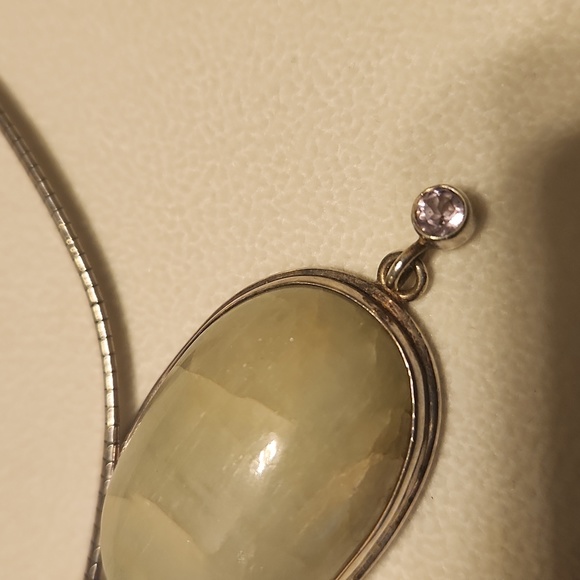 Beautiful silver omega with Jade pendant - Picture 3 of 3